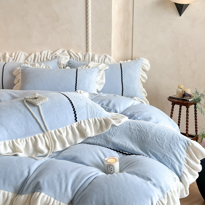 91家纺网 家纺一手货源 找家纺 米彩家纺 2025新款A类牛奶绒雕花四件套-洛丽塔 晴空蓝