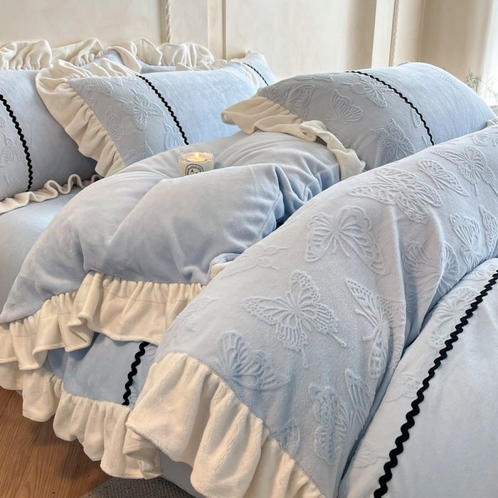 91家纺网 家纺一手货源 找家纺 米彩家纺 2025新款A类牛奶绒雕花四件套-洛丽塔 晴空蓝