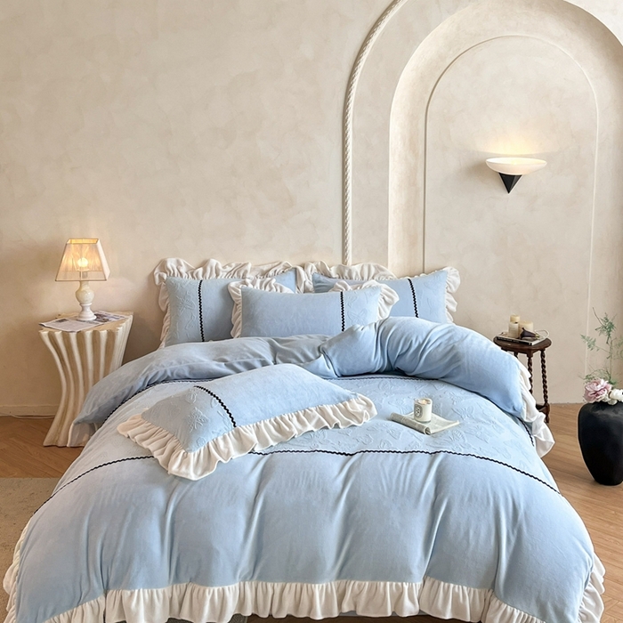 91家纺网 家纺一手货源 找家纺 米彩家纺 2025新款A类牛奶绒雕花四件套-洛丽塔 晴空蓝