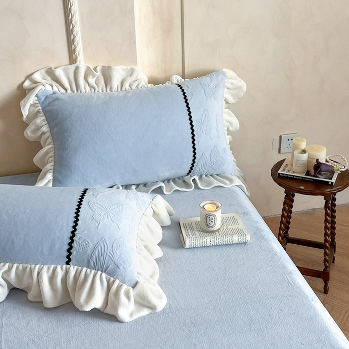 91家纺网 家纺一手货源 找家纺 米彩家纺 2025新款A类牛奶绒雕花四件套-洛丽塔 晴空蓝