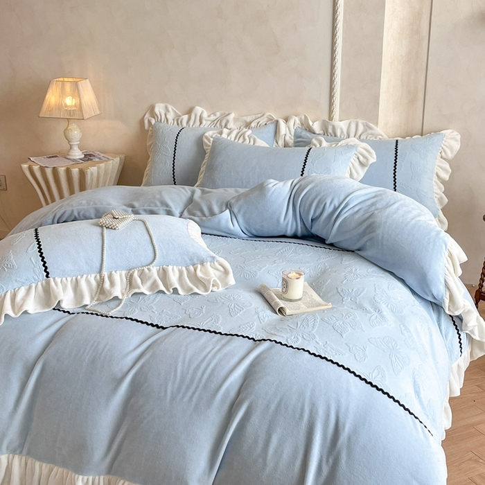 91家纺网 家纺一手货源 找家纺 米彩家纺 2025新款A类牛奶绒雕花四件套-洛丽塔 晴空蓝