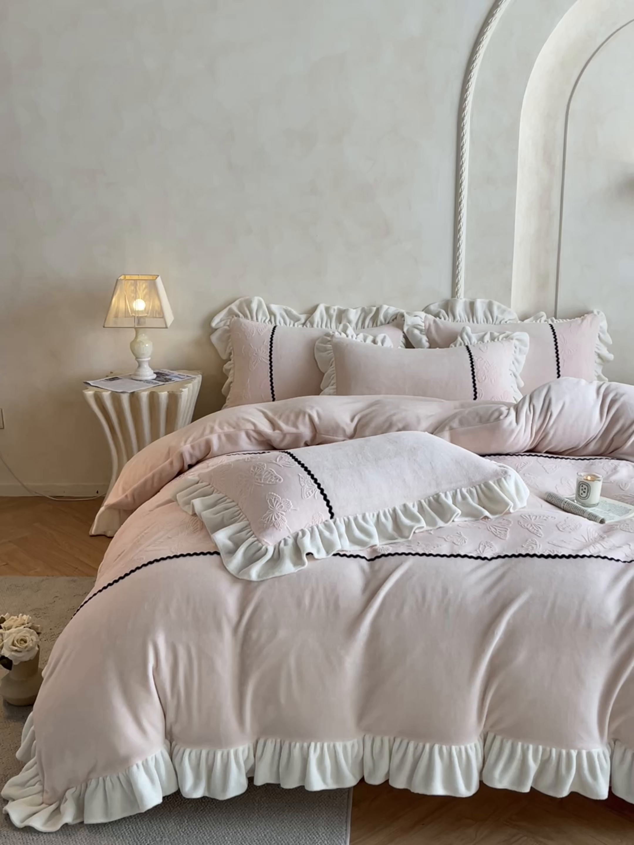 91家纺网 家纺一手货源 找家纺 （总）米彩家纺 2025新款A类牛奶绒雕花四件套-洛丽塔