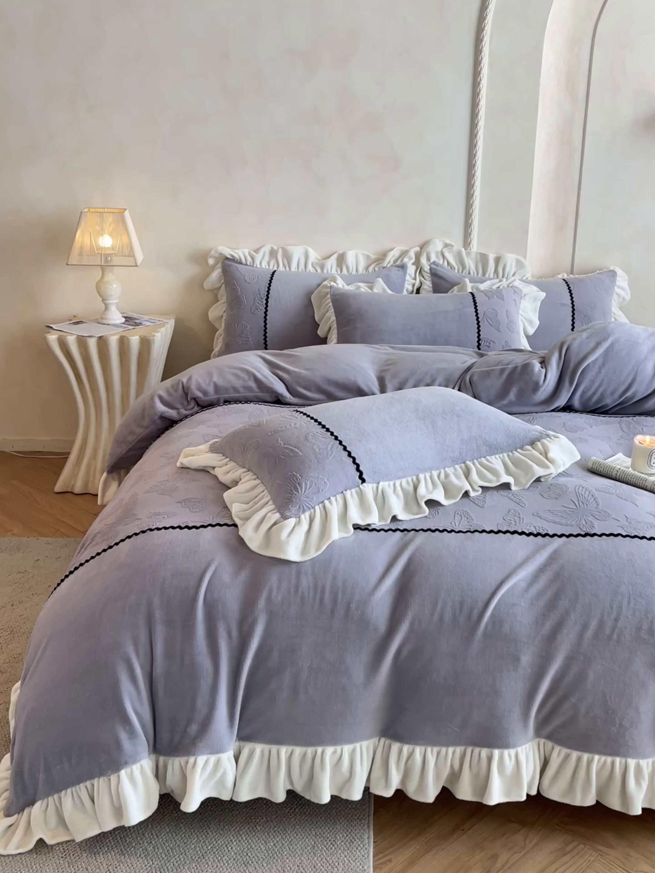 91家纺网 家纺一手货源 找家纺 米彩家纺 2025新款A类牛奶绒雕花四件套-洛丽塔 紫藤灰