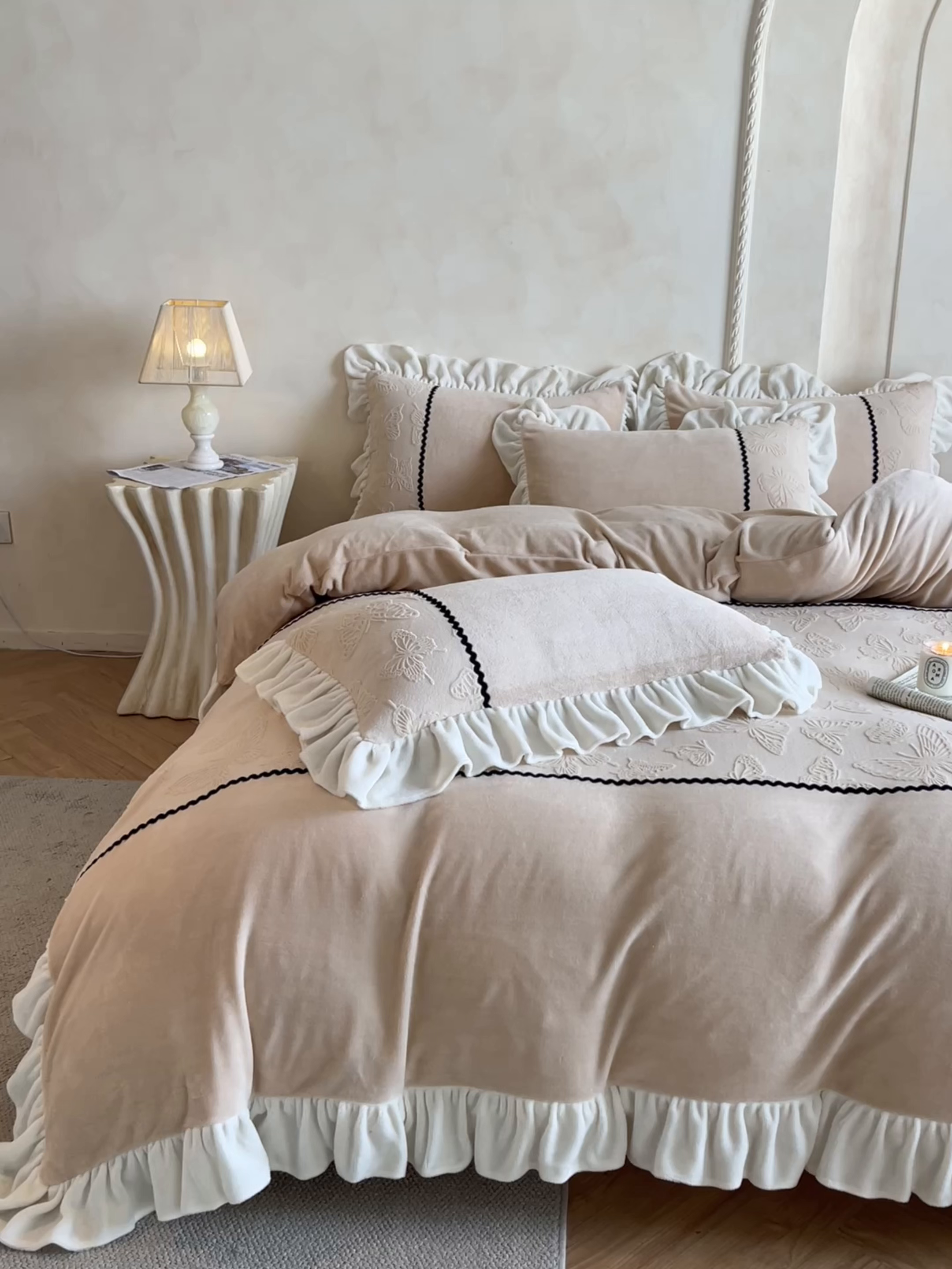 91家纺网 家纺一手货源 找家纺 米彩家纺 2025新款A类牛奶绒雕花四件套-洛丽塔 奶茶棕