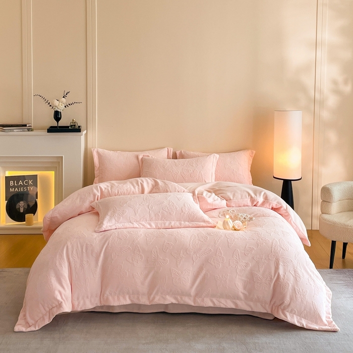 91家纺网 家纺一手货源 找家纺 （总）米彩家纺 2025新款A类牛奶绒立体雕花烂花宽边四件套