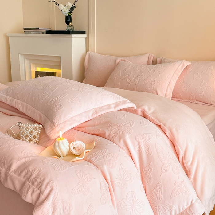 91家纺网 家纺一手货源 找家纺 （总）米彩家纺 2025新款A类牛奶绒立体雕花烂花宽边四件套