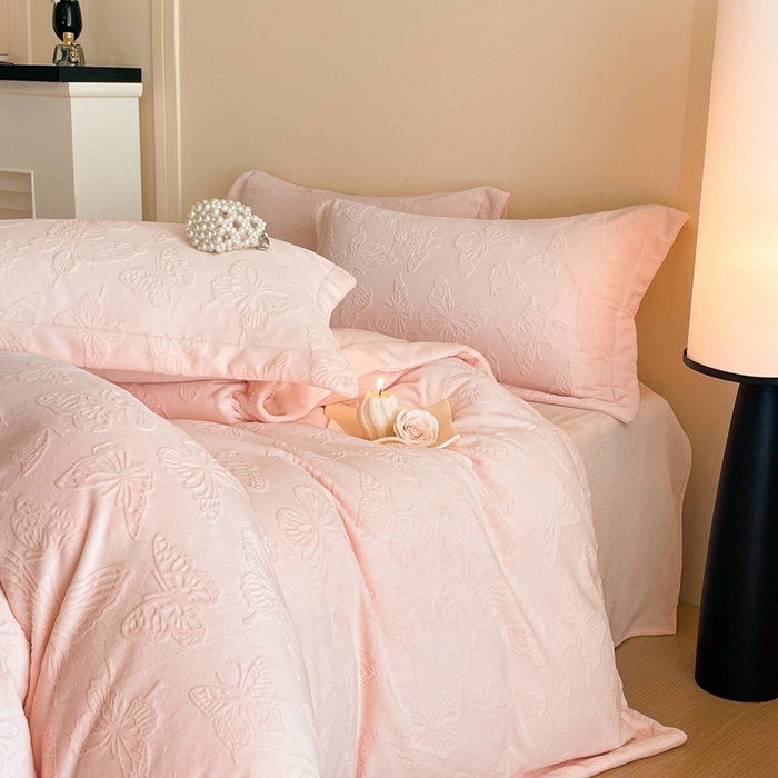 91家纺网 家纺一手货源 找家纺 （总）米彩家纺 2025新款A类牛奶绒立体雕花烂花宽边四件套