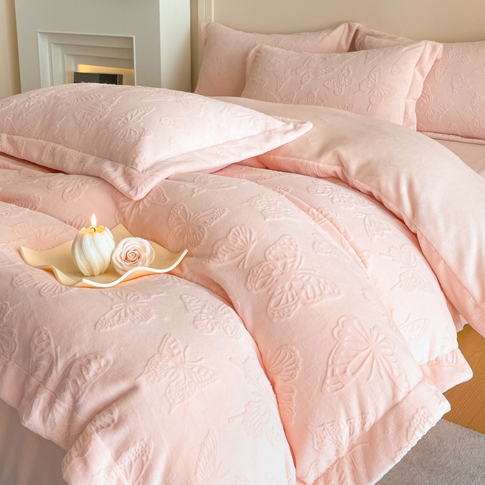 91家纺网 家纺一手货源 找家纺 米彩家纺 2025新款A类牛奶绒立体雕花烂花宽边四件套 蝴蝶粉玉