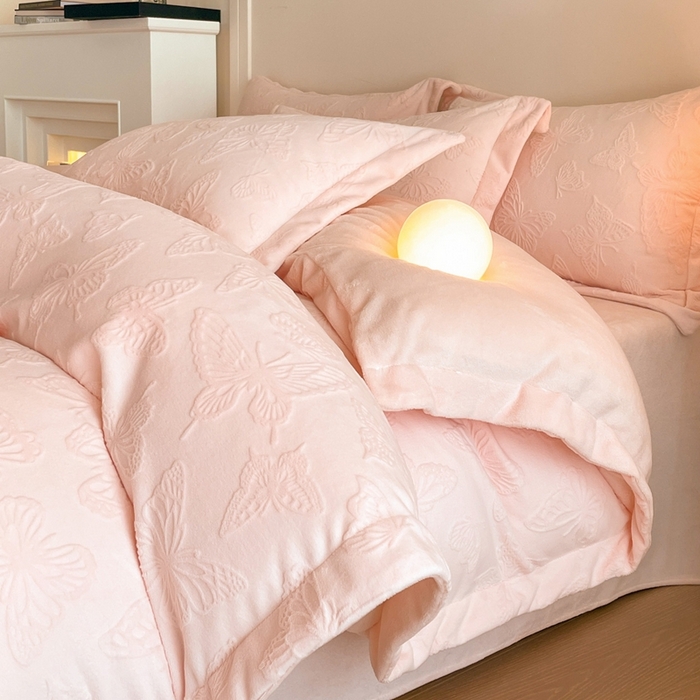 91家纺网 家纺一手货源 找家纺 （总）米彩家纺 2025新款A类牛奶绒立体雕花烂花宽边四件套