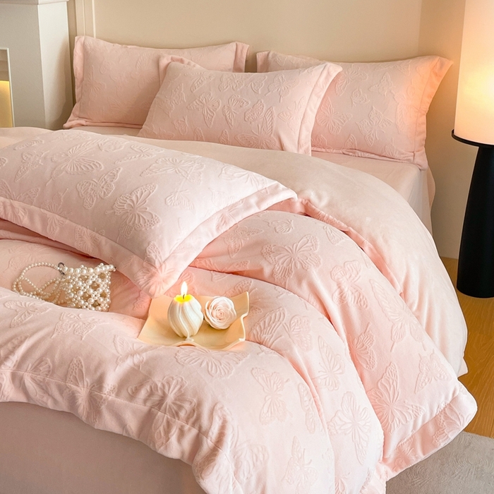 91家纺网 家纺一手货源 找家纺 （总）米彩家纺 2025新款A类牛奶绒立体雕花烂花宽边四件套