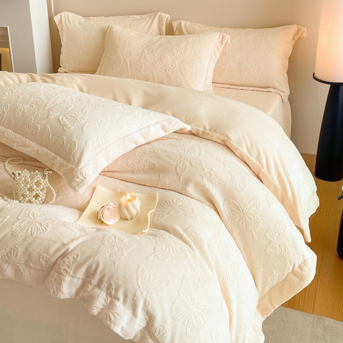 91家纺网 家纺一手货源 找家纺 米彩家纺 2025新款A类牛奶绒立体雕花烂花宽边四件套 蝴蝶奶白