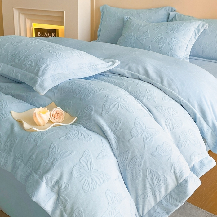 91家纺网 家纺一手货源 找家纺 （总）米彩家纺 2025新款A类牛奶绒立体雕花烂花宽边四件套