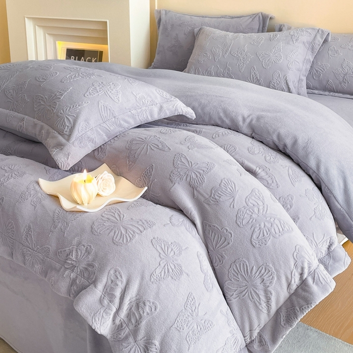 91家纺网 家纺一手货源 找家纺 （总）米彩家纺 2025新款A类牛奶绒立体雕花烂花宽边四件套