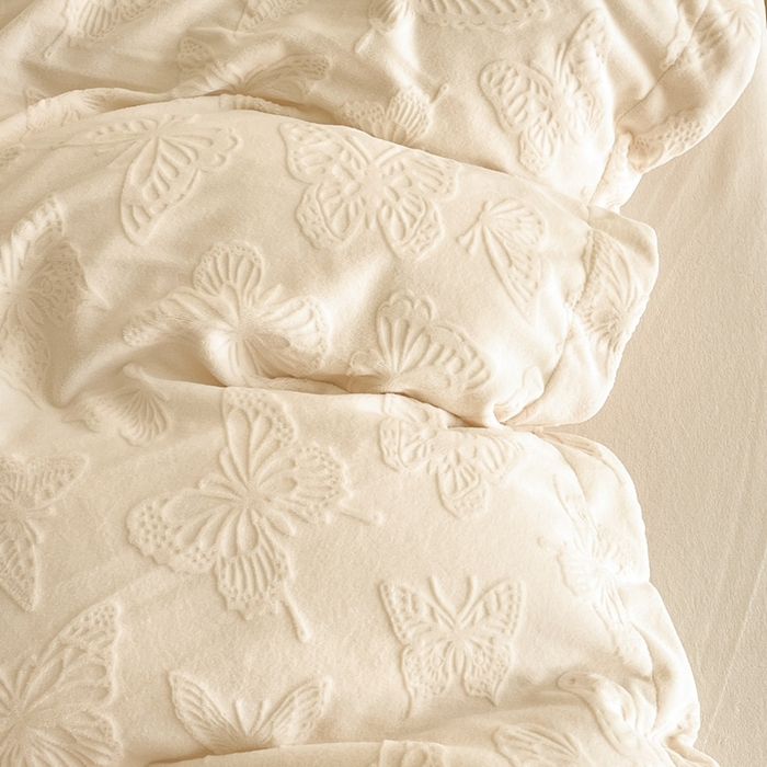 91家纺网 家纺一手货源 找家纺 米彩家纺 2025新款A类牛奶绒立体雕花烂花宽边四件套 蝴蝶奶白