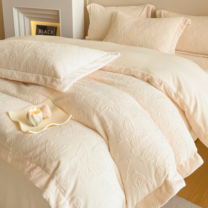 米彩家纺 2025新款A类牛奶绒立体雕花烂花宽边四件套 蝴蝶奶白