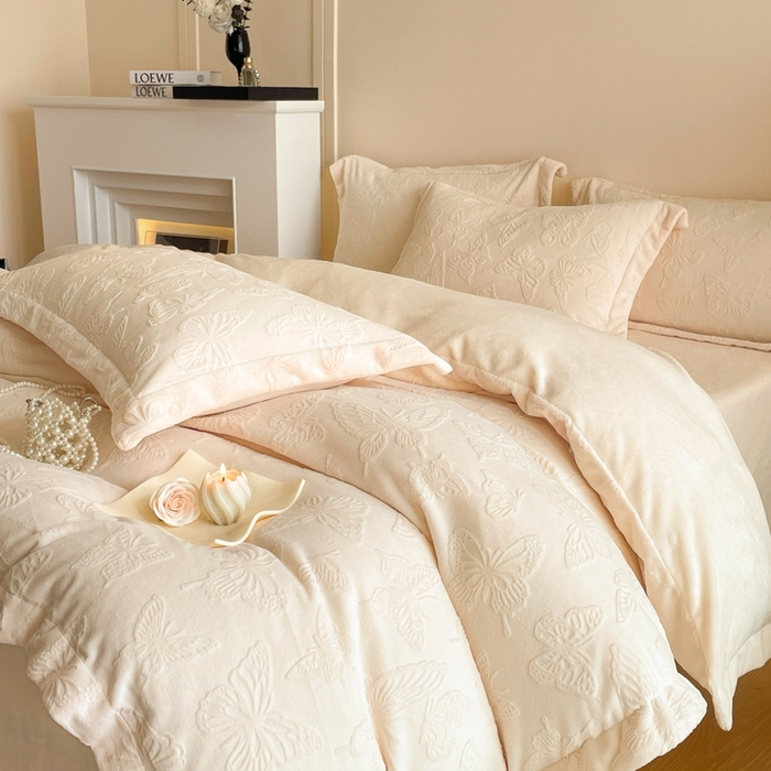 91家纺网 家纺一手货源 找家纺 米彩家纺 2025新款A类牛奶绒立体雕花烂花宽边四件套 蝴蝶奶白