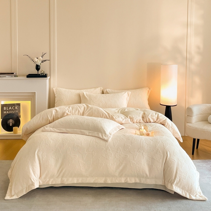 91家纺网 家纺一手货源 找家纺 米彩家纺 2025新款A类牛奶绒立体雕花烂花宽边四件套 蝴蝶奶白