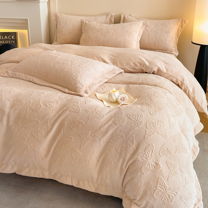 91家纺网 家纺一手货源 找家纺 米彩家纺 2025新款A类牛奶绒立体雕花烂花宽边四件套 蝴蝶奶茶