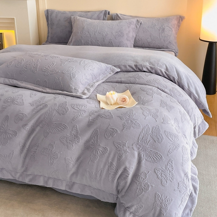 91家纺网 家纺一手货源 找家纺 米彩家纺 2025新款A类牛奶绒立体雕花烂花宽边四件套 蝴蝶紫灰