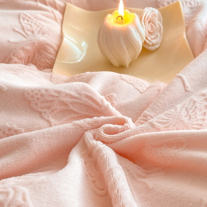 91家纺网 家纺一手货源 找家纺 米彩家纺 2025新款A类牛奶绒立体雕花烂花宽边四件套 蝴蝶粉玉