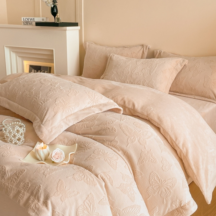 91家纺网 家纺一手货源 找家纺 米彩家纺 2025新款A类牛奶绒立体雕花烂花宽边四件套 蝴蝶奶茶