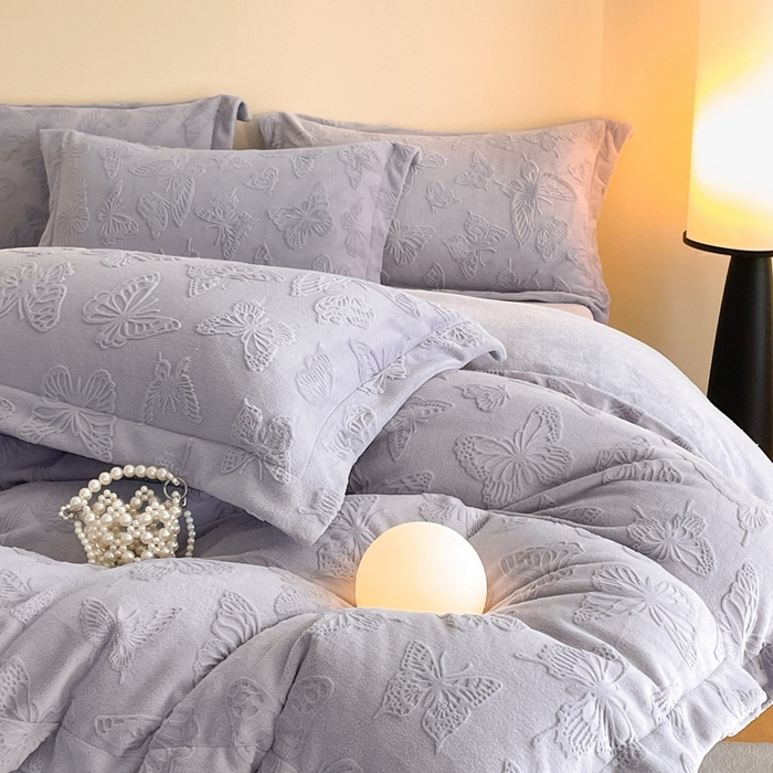 91家纺网 家纺一手货源 找家纺 米彩家纺 2025新款A类牛奶绒立体雕花烂花宽边四件套 蝴蝶紫灰