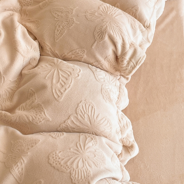 91家纺网 家纺一手货源 找家纺 米彩家纺 2025新款A类牛奶绒立体雕花烂花宽边四件套 蝴蝶奶茶