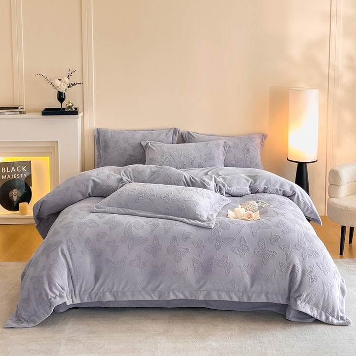 91家纺网 家纺一手货源 找家纺 米彩家纺 2025新款A类牛奶绒立体雕花烂花宽边四件套 蝴蝶紫灰