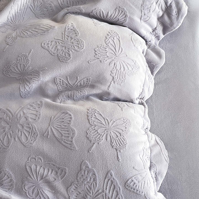 91家纺网 家纺一手货源 找家纺 米彩家纺 2025新款A类牛奶绒立体雕花烂花宽边四件套 蝴蝶紫灰