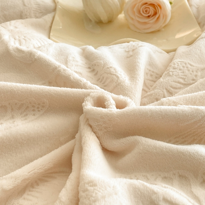 91家纺网 家纺一手货源 找家纺 米彩家纺 2025新款A类牛奶绒立体雕花烂花宽边四件套 蝴蝶奶白