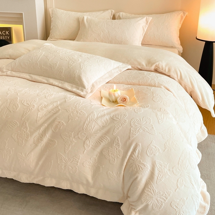 91家纺网 家纺一手货源 找家纺 米彩家纺 2025新款A类牛奶绒立体雕花烂花宽边四件套 蝴蝶奶白