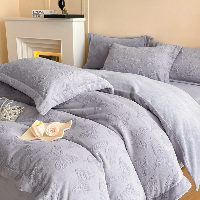 91家纺网 家纺一手货源 找家纺 米彩家纺 2025新款A类牛奶绒立体雕花烂花宽边四件套 蝴蝶紫灰