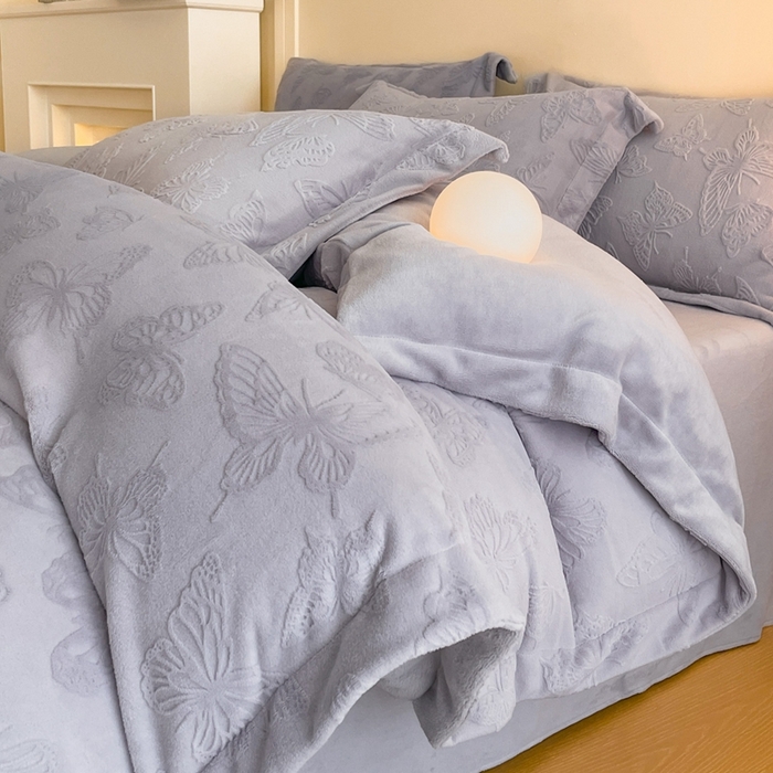 91家纺网 家纺一手货源 找家纺 米彩家纺 2025新款A类牛奶绒立体雕花烂花宽边四件套 蝴蝶紫灰