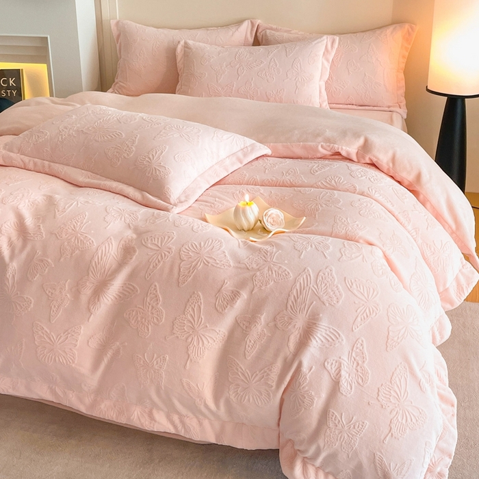 91家纺网 家纺一手货源 找家纺 米彩家纺 2025新款A类牛奶绒立体雕花烂花宽边四件套 蝴蝶粉玉