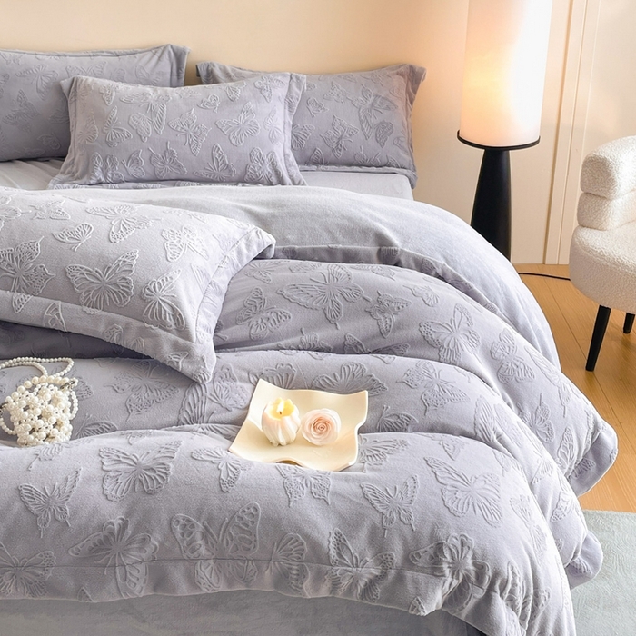 91家纺网 家纺一手货源 找家纺 米彩家纺 2025新款A类牛奶绒立体雕花烂花宽边四件套 蝴蝶紫灰