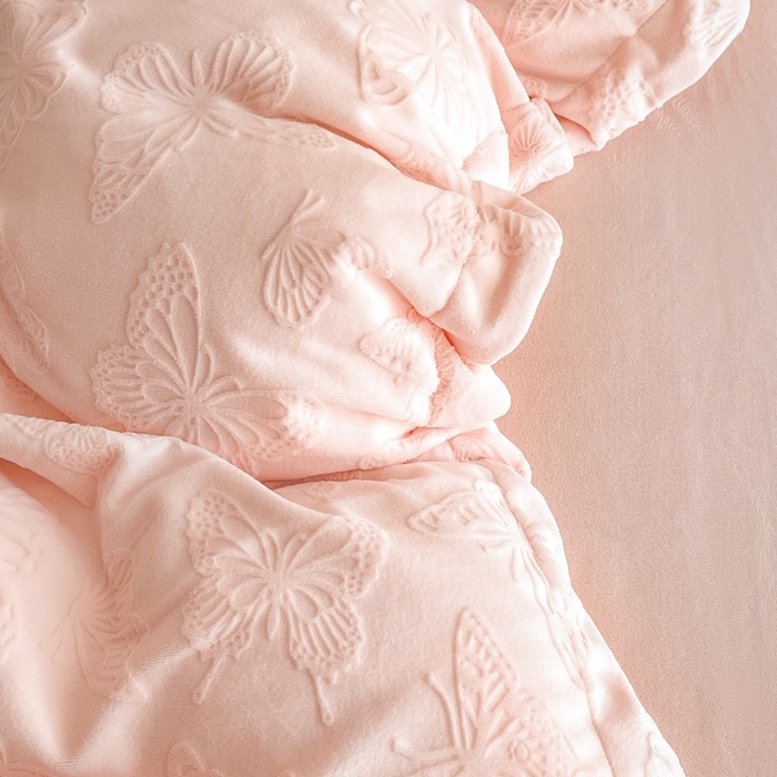 91家纺网 家纺一手货源 找家纺 米彩家纺 2025新款A类牛奶绒立体雕花烂花宽边四件套 蝴蝶粉玉