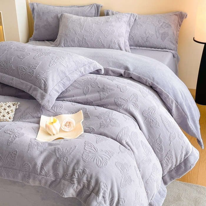 91家纺网 家纺一手货源 找家纺 米彩家纺 2025新款A类牛奶绒立体雕花烂花宽边四件套 蝴蝶紫灰