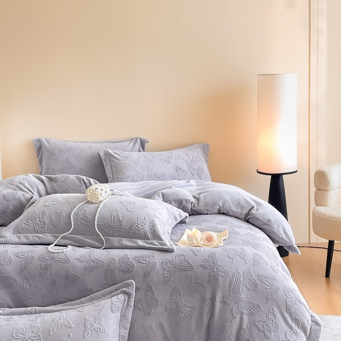 91家纺网 家纺一手货源 找家纺 米彩家纺 2025新款A类牛奶绒立体雕花烂花宽边四件套 蝴蝶紫灰