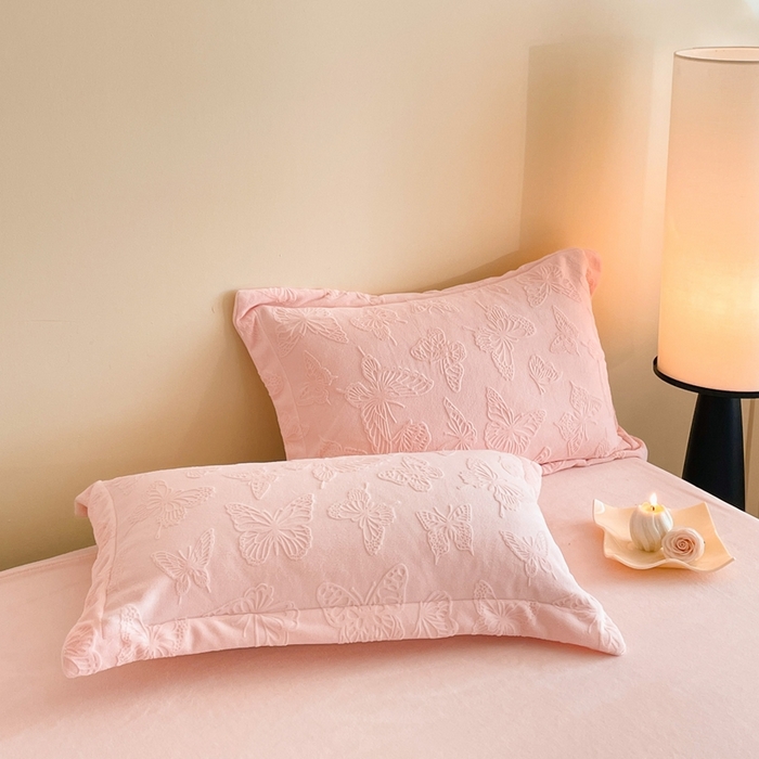 91家纺网 家纺一手货源 找家纺 米彩家纺 2025新款A类牛奶绒立体雕花烂花宽边四件套 蝴蝶粉玉