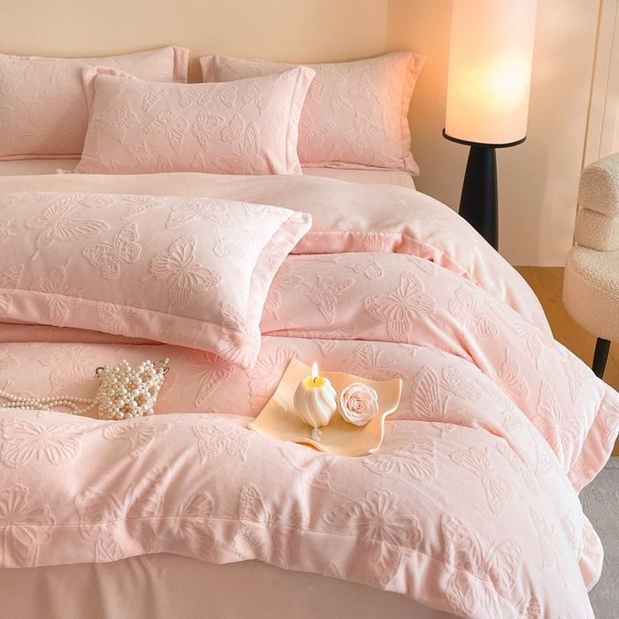 91家纺网 家纺一手货源 找家纺 米彩家纺 2025新款A类牛奶绒立体雕花烂花宽边四件套 蝴蝶粉玉