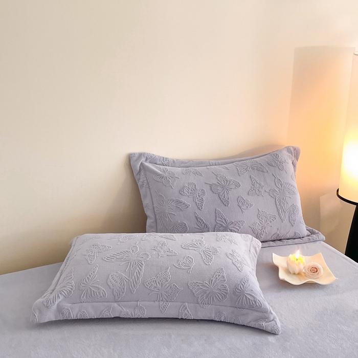 91家纺网 家纺一手货源 找家纺 米彩家纺 2025新款A类牛奶绒立体雕花烂花宽边四件套 蝴蝶紫灰