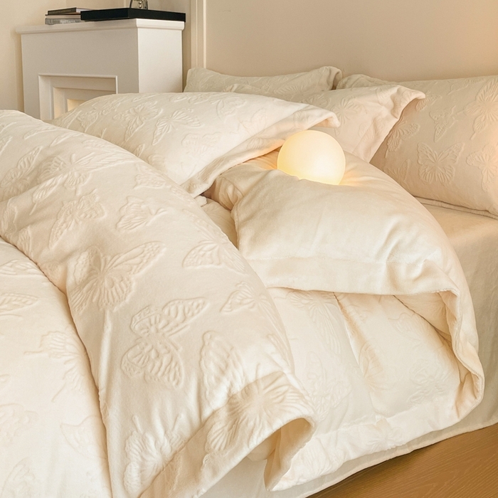 91家纺网 家纺一手货源 找家纺 米彩家纺 2025新款A类牛奶绒立体雕花烂花宽边四件套 蝴蝶奶白