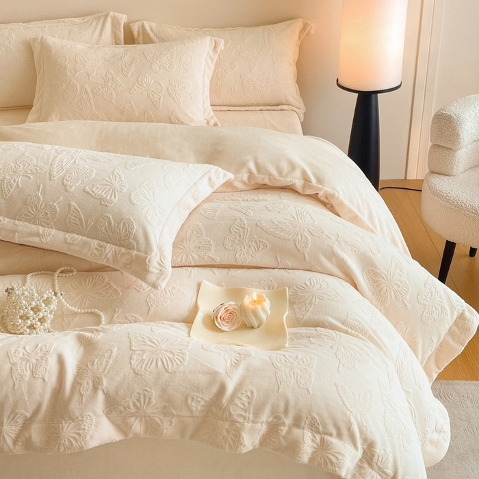 91家纺网 家纺一手货源 找家纺 米彩家纺 2025新款A类牛奶绒立体雕花烂花宽边四件套 蝴蝶奶白