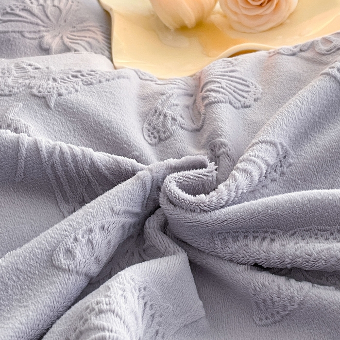 91家纺网 家纺一手货源 找家纺 米彩家纺 2025新款A类牛奶绒立体雕花烂花宽边四件套 蝴蝶紫灰