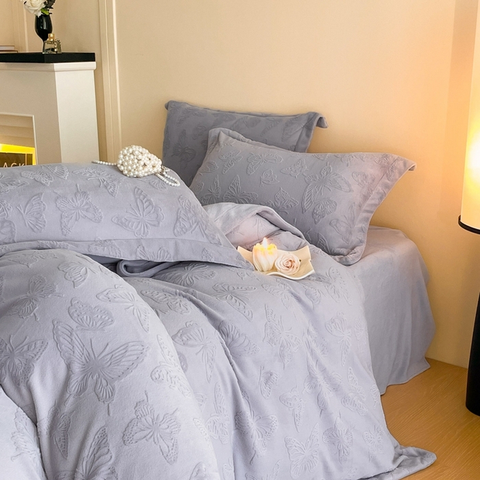 91家纺网 家纺一手货源 找家纺 米彩家纺 2025新款A类牛奶绒立体雕花烂花宽边四件套 蝴蝶紫灰