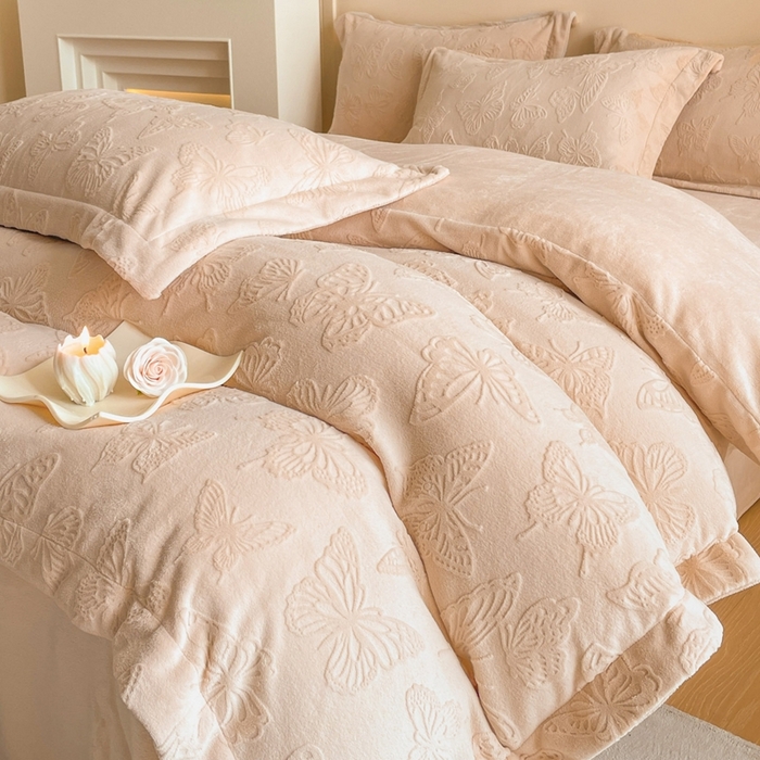 91家纺网 家纺一手货源 找家纺 米彩家纺 2025新款A类牛奶绒立体雕花烂花宽边四件套 蝴蝶奶茶