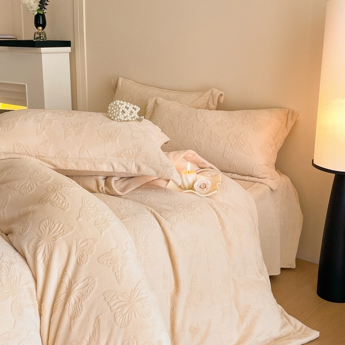 91家纺网 家纺一手货源 找家纺 米彩家纺 2025新款A类牛奶绒立体雕花烂花宽边四件套 蝴蝶奶茶