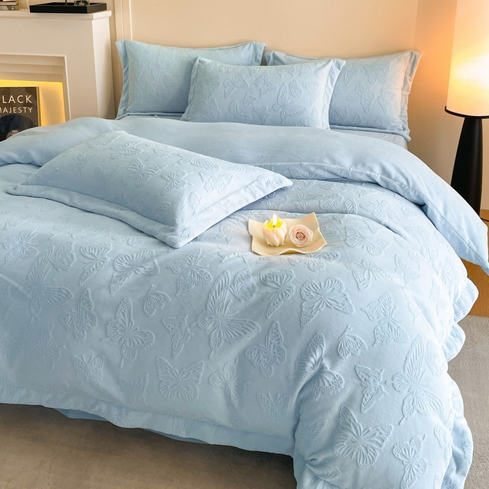 91家纺网 家纺一手货源 找家纺 米彩家纺 2025新款A类牛奶绒立体雕花烂花宽边四件套 蝴蝶天蓝