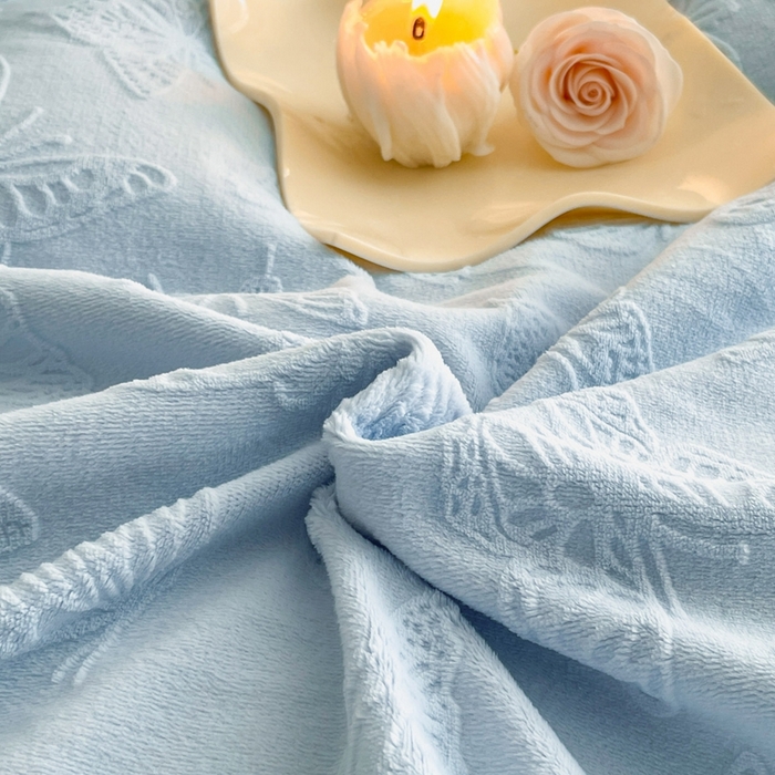 91家纺网 家纺一手货源 找家纺 米彩家纺 2025新款A类牛奶绒立体雕花烂花宽边四件套 蝴蝶天蓝