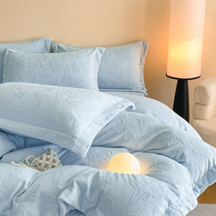 91家纺网 家纺一手货源 找家纺 米彩家纺 2025新款A类牛奶绒立体雕花烂花宽边四件套 蝴蝶天蓝